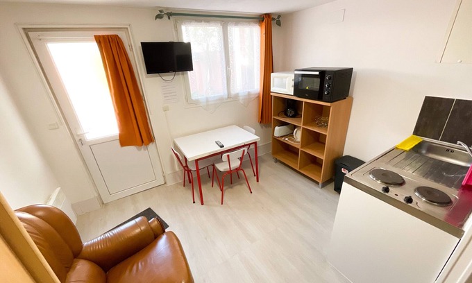 Saint-Martin-en-Campagne Apartment | Studio-Standard-Ensuite with Shower-Courtyard view