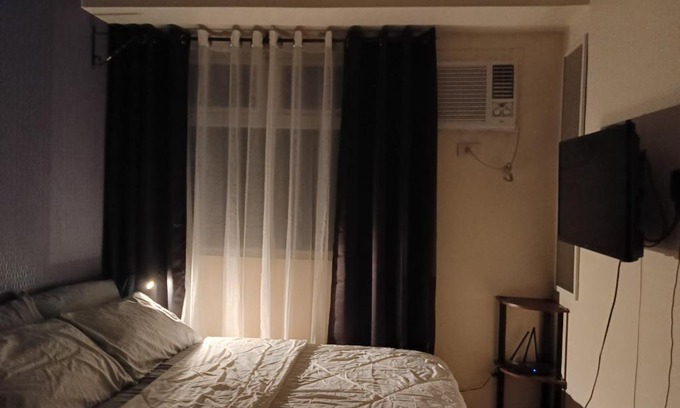 Highway Hills Apartment | Studio 33 Urban Deca EDSA City View