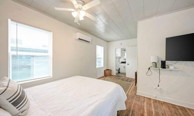 West Campus Apartment | Studio-9, near Zilker/UT/SXSW/Parking Included!