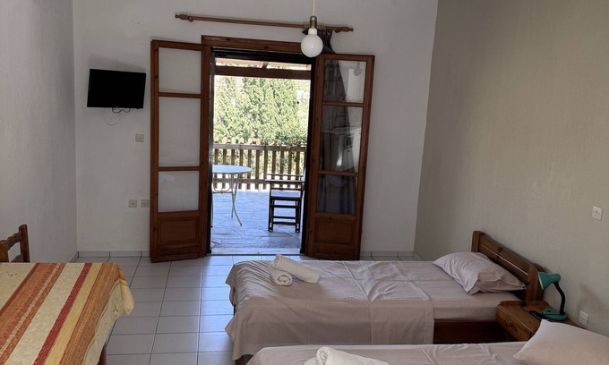Pisses Apartment | Studio Apartment '1' with Sea View, Wi-Fi and Air Conditioning