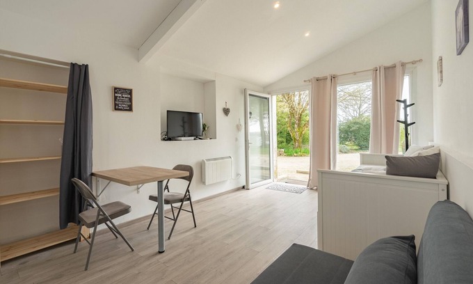 Cozes Apartment | Studio Apartment 'Au Petit Chez Nous' with Private Terrace, Private Garden and Wi-Fi