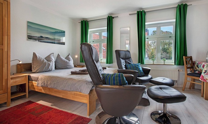 Wiek Apartment | Studio Apartment 'Bäckerhus - Ferienwohnung 3' with Shared Terrace and Garden