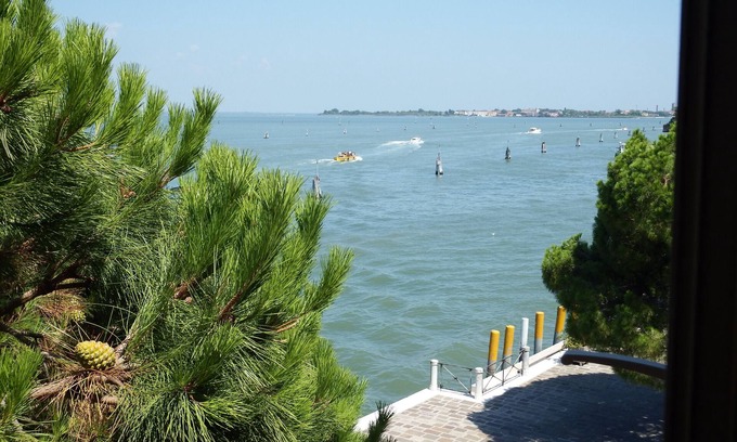 Cannaregio Apartment | Studio Apartment 'Bayview' with Sea View and Wi-Fi