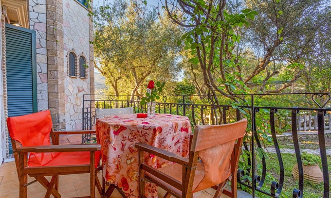 Limni Keri Apartment | Studio Apartment 'Castellos Bellos 2' with Shared Garden, Wi-Fi and Air Conditioning