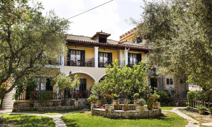 Limni Keri Apartment | Studio Apartment 'Castellos Bellos 7' with Shared Garden, Wi-Fi and Air Conditioning