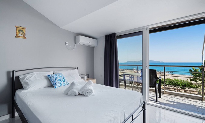 Pidima Kyras Apartment | Studio Apartment 'Iguana 18' with Sea View, Wi-Fi and Air Conditioning