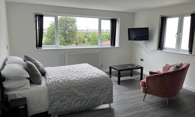 Hillingdon Apartment | Studio Apartment in Harefield - close to public transport