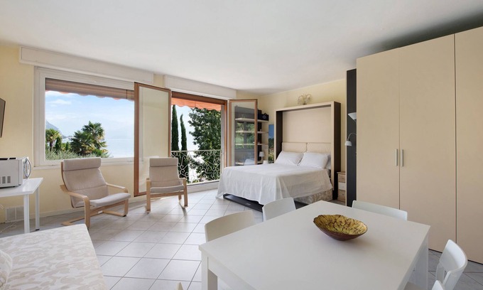 Predore Apartment | Studio Apartment 'L'Orizzonte sul Lago' with Lake View, Wi-Fi and Air Conditioning