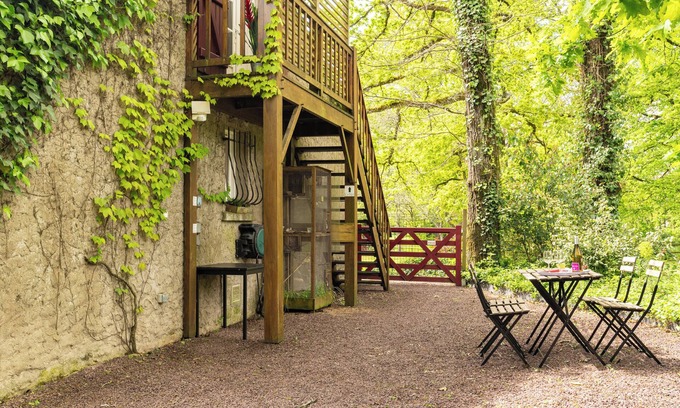 Bouaye Apartment | Studio Apartment 'Les Gîtes Du Robelier - Le Nid' with Shared Garden, Balcony and Wi-Fi