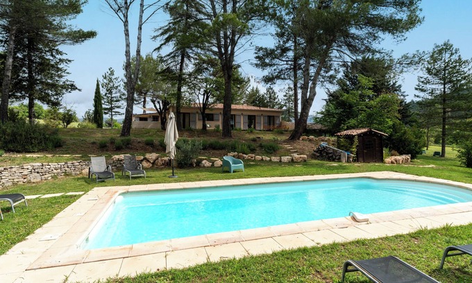 Apt Apartment | Studio Apartment 'Maison Marvic, Studio dans les pins' with Shared Pool, Wi-Fi and Air Conditioning