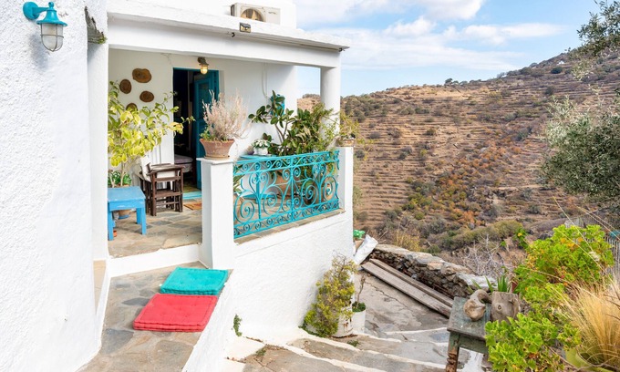 Ioulida Apartment | Studio Apartment 'The Castle Kea' with Mountain View, Wi-Fi and Air Conditioning