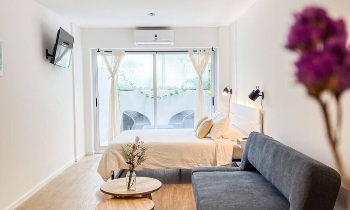 Saavedra Apartment | Studio apartment with balcony, terrace and pool