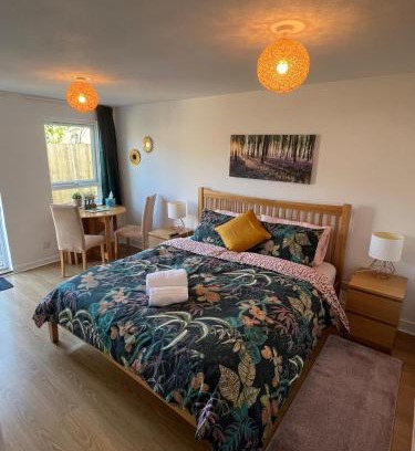 Carterton Apartment | Studio Apartment with spacious garden in Carterton