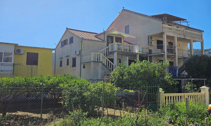 Komiza House | studio apartment with sea view
