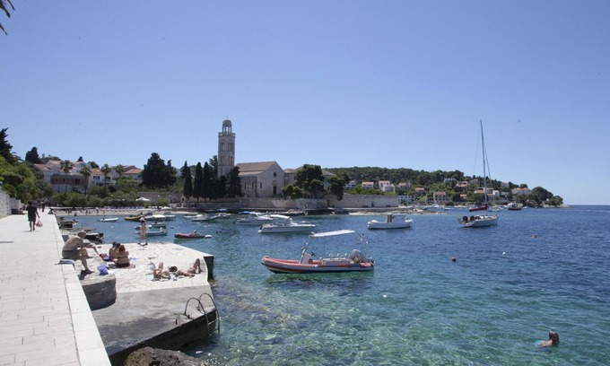 Hvar Apartment | Studio apartment with terrace, pool access, Hvar town