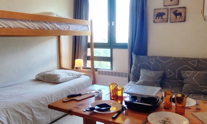 Prapoutel Apartment | Studio at the foot of the slopes with TV, elevator, and ski locker