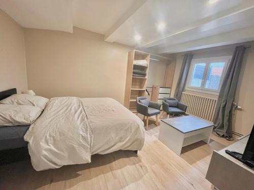 Funay - Bruyeres House | Studio avec cuisine, salle de bain et garage privé proximité 24h