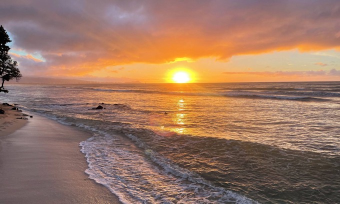 Ewa Beach Cottage | Studio by the ocean. Oceanfront property with WiFi, AC, parking, great location.