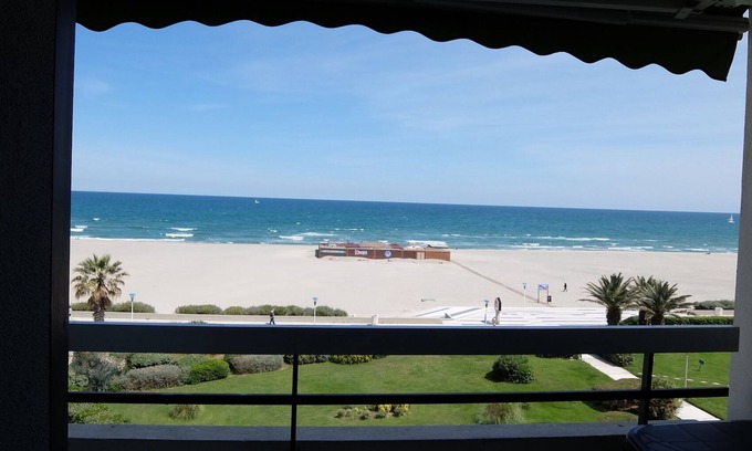 La Cote Radieuse Apartment | Studio cab 30m2 + 8m2 terrace facing the sea, private parking, air conditioning, WIFI