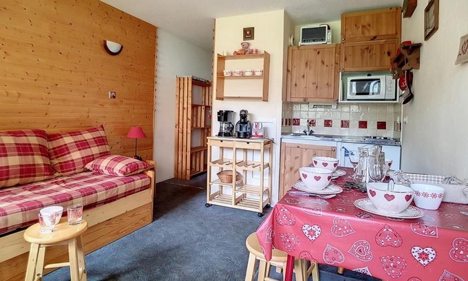 Les Menuires Apartment | Studio cabine à Les Belleville, proche des pistes, balcon, parking, idéal pour 4 personnes - FR-1-344-863