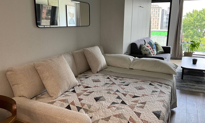 Latin Quarter Apartment | Studio Chic au cœur de Montréal, à côté de tout
