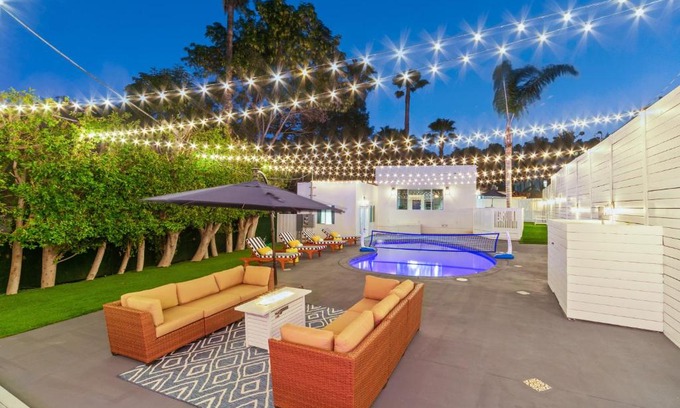 Studio City Bed & Breakfast | Studio City Contemporary Villa with Pool Sleeps 10