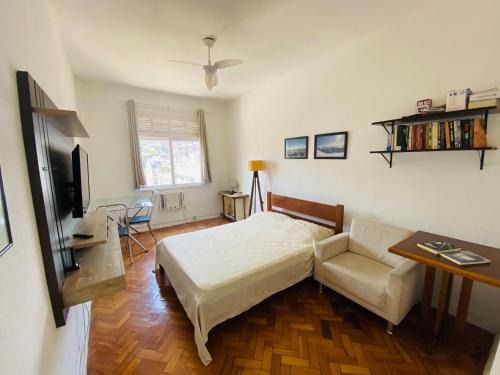 Catete Apartment | Studio completo no Catete, em andar alto, com vista livre , próximo Metrô e praia do Flamengo, ar , wifi, tv, pauloangerami RC214