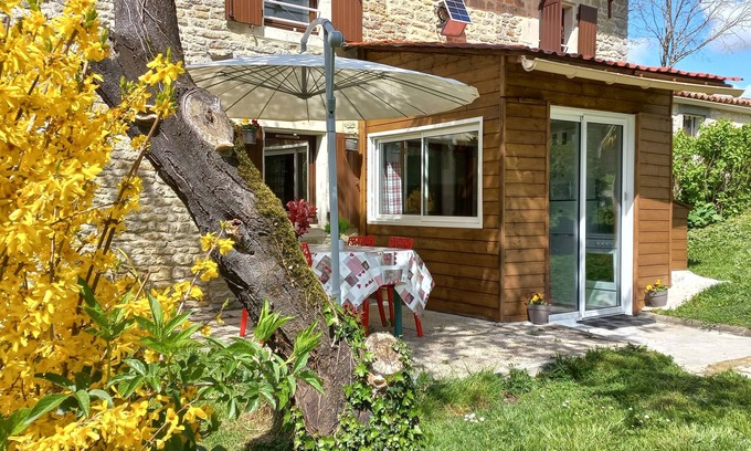 Genouille Apartment | Studio 'Corail' with Private Terrace, Shared Garden and Wi-Fi
