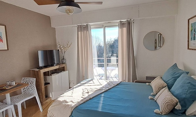 Cholet Apartment | Studio Darmaillacq with balcony and parking in town center
