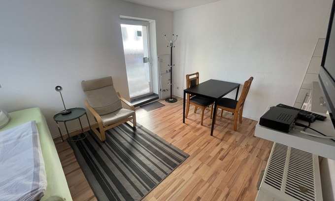 Fuldabruck Apartment | Studio-Budget-Private Bathroom-Street View-Studio 1 Bett EG