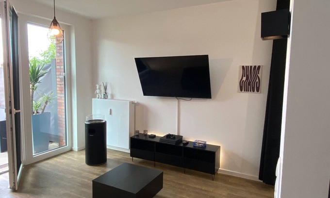 Lueneburg Apartment | Studio 'Ein Zimmer Mit Blick' with Balcony and Wi-Fi