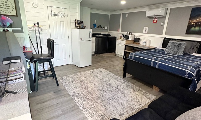 Spring House | Studio equipped extended or short term.wash & dryer pet friendly. Hablo espanol
