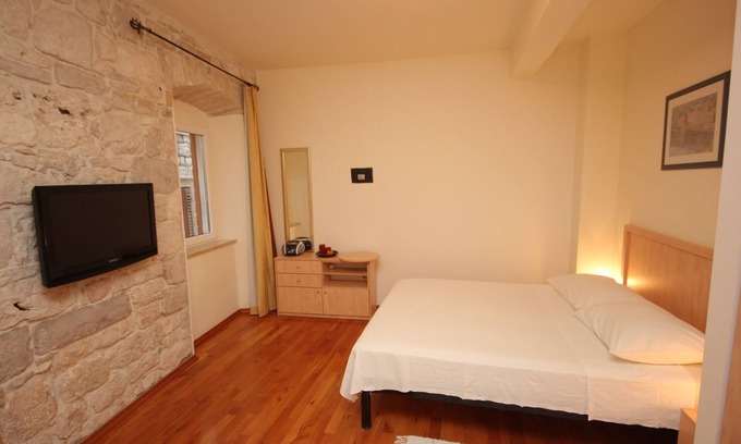 Komiza Apartment | Studio flat near beach Komiža, Vis (AS-3035-b)