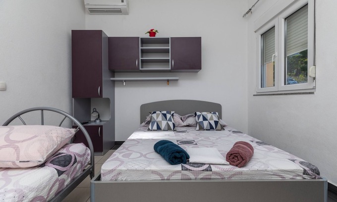 Krvavica Apartment | Studio flat with air-conditioning Krvavica, Makarska (AS-23540-c)