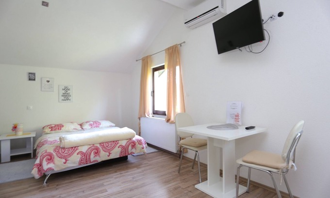 Slunj Apartment | Studio flat with air-conditioning Donje Taborište, Plitvice (AS-17486-a)