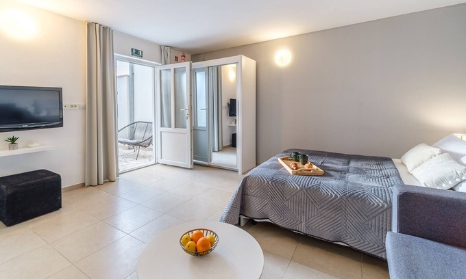 Sutivan Apartment | Studio flat with terrace Sutivan, Brač (AS-20155-a)