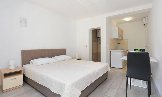 Mastrinka Apartment | Studio flat with terrace and sea view Mastrinka, Čiovo (AS-18954-b)