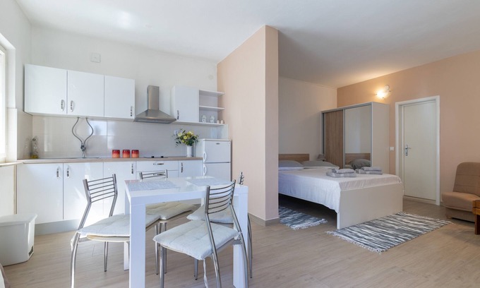 Selca Apartment | Studio flat with terrace and sea view Puntinak, Brač (AS-718-a)