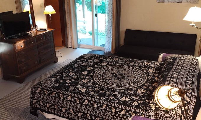 Athens Apartment | Studio for 3/private entrance, bath, WiFi, Netflix/2.5 mi to town/pets