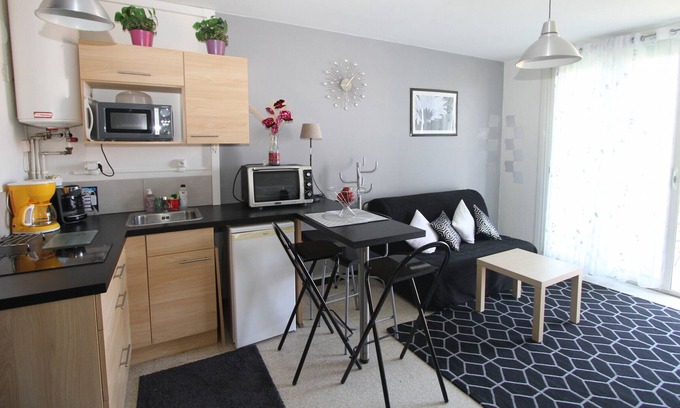 La Jetee Apartment | Studio for 2 at 150m from the beach