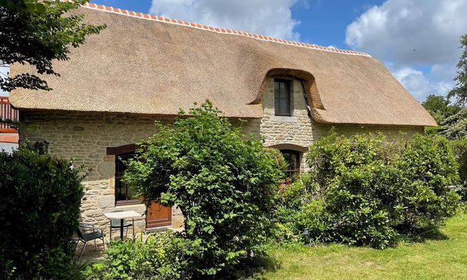 Plomeur Apartment | Studio in a beautiful thatched cottage, near Pointe de la Torche
