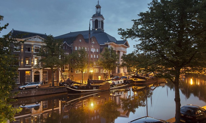 Schiedam Apartment | studio in canal villa in the Old centre Schiedam