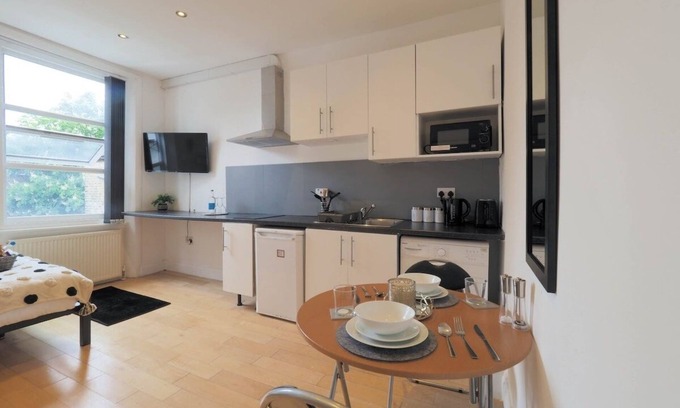 Kilburn Apartment | Studio In Centre Of Kilburn With kitchen and Cooking facilities (Self Contained)