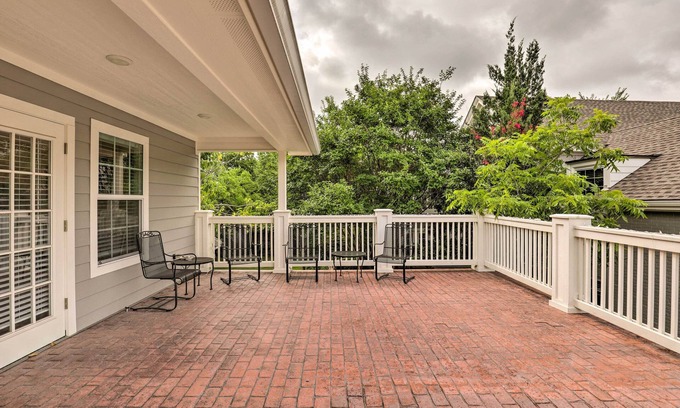 Oakwood Apartment | Studio in College Station w/Expansive Deck!