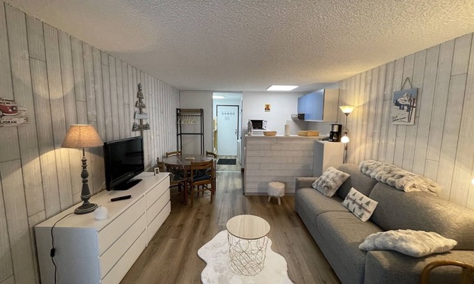 Saint-Jacques-des-Blats Apartment | Studio in resort, at the foot of slopes, Southeast balcony