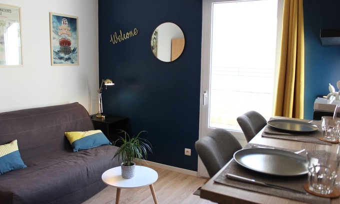 Quai de la Fosse Apartment | Studio in the City Center with Terrace and Secure Parking