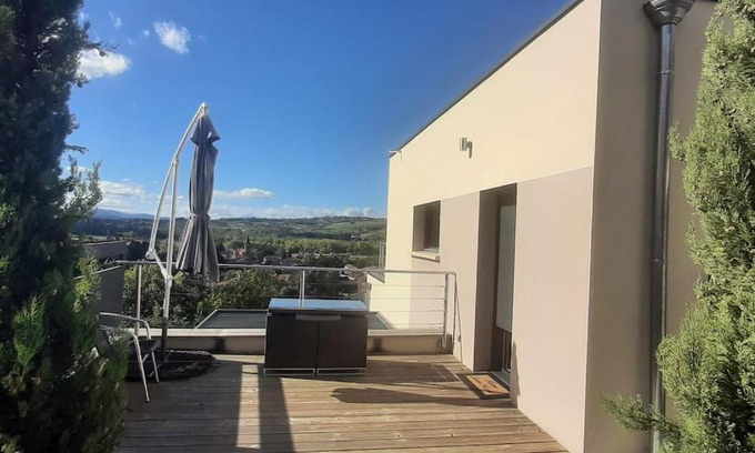 Civrieux-d'Azergues Apartment | Studio indépendant de 28 m2, avec vue magnifique.