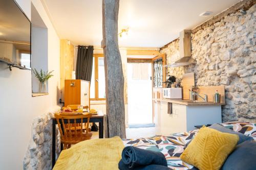 Saint-Antoine-l'Abbaye Apartment | Studio L'Échappée du Chapeau Rouge