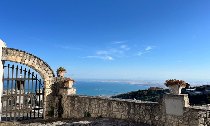 Monte Sant'Angelo Apartment | Studio 'Le Antiche Mansioni 2' with Air Conditioning