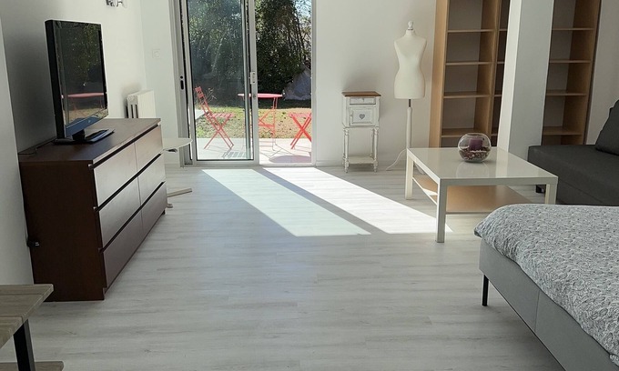 Les Trois Lucs Apartment | Studio "Le magnifique", 10 minutes from the beach!
